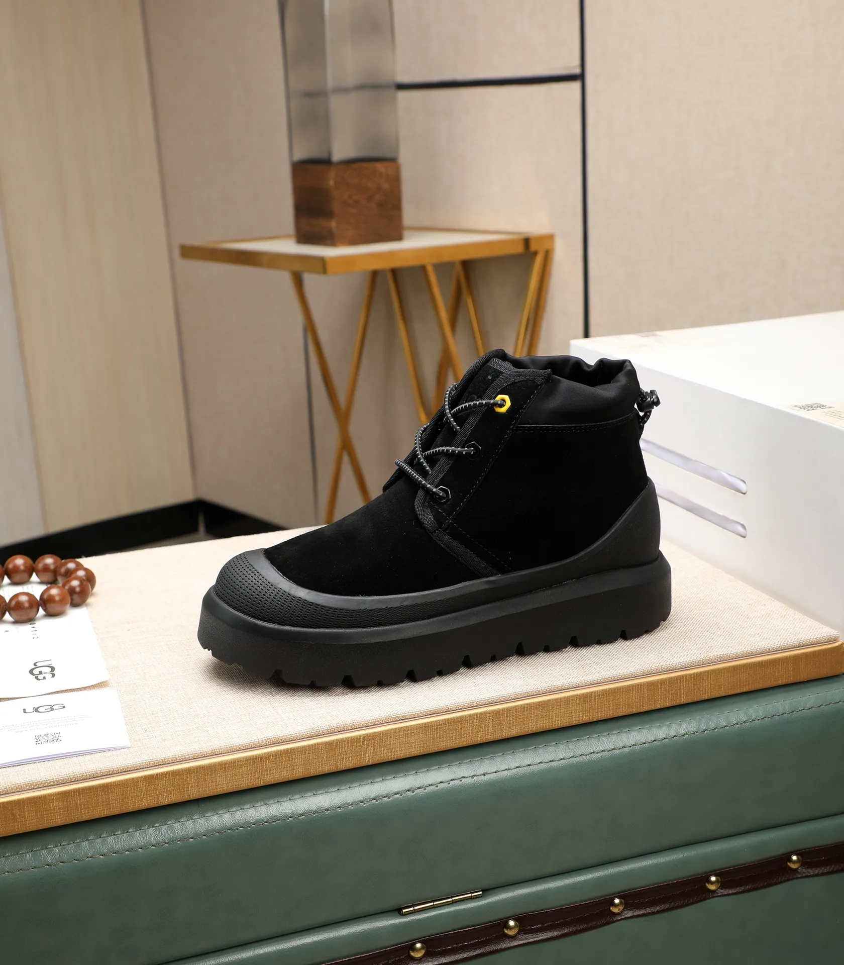 Men's shoes 💰580 (same style for men and women) Please pay attention to the quality of the original order and compare the thickness of the wool 🏮🏮The popular UGG is from Australia's warm luxury brand men's shoes, the official website is synchronized, Beckham men's style..., made of imported first-layer waxed cowhide, waxed toe cap, Australian real wool velvet lining Carefully sewn...Imported rubber Martin boots outsoles (comfortable, soft and wear-resistant). I really like the quality..Exquisite workmanship. You won't be able to put it down at first sight. Sizes 35-44